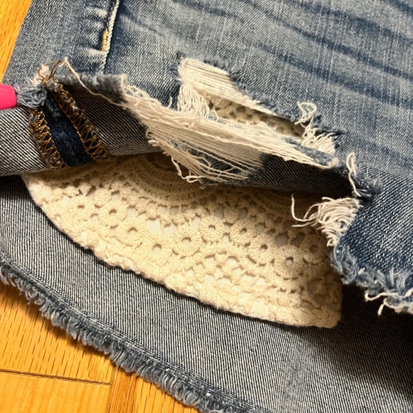 Crochet Medium Destroy Wash Denim American Eagle Shorts - Picture 6 of 8